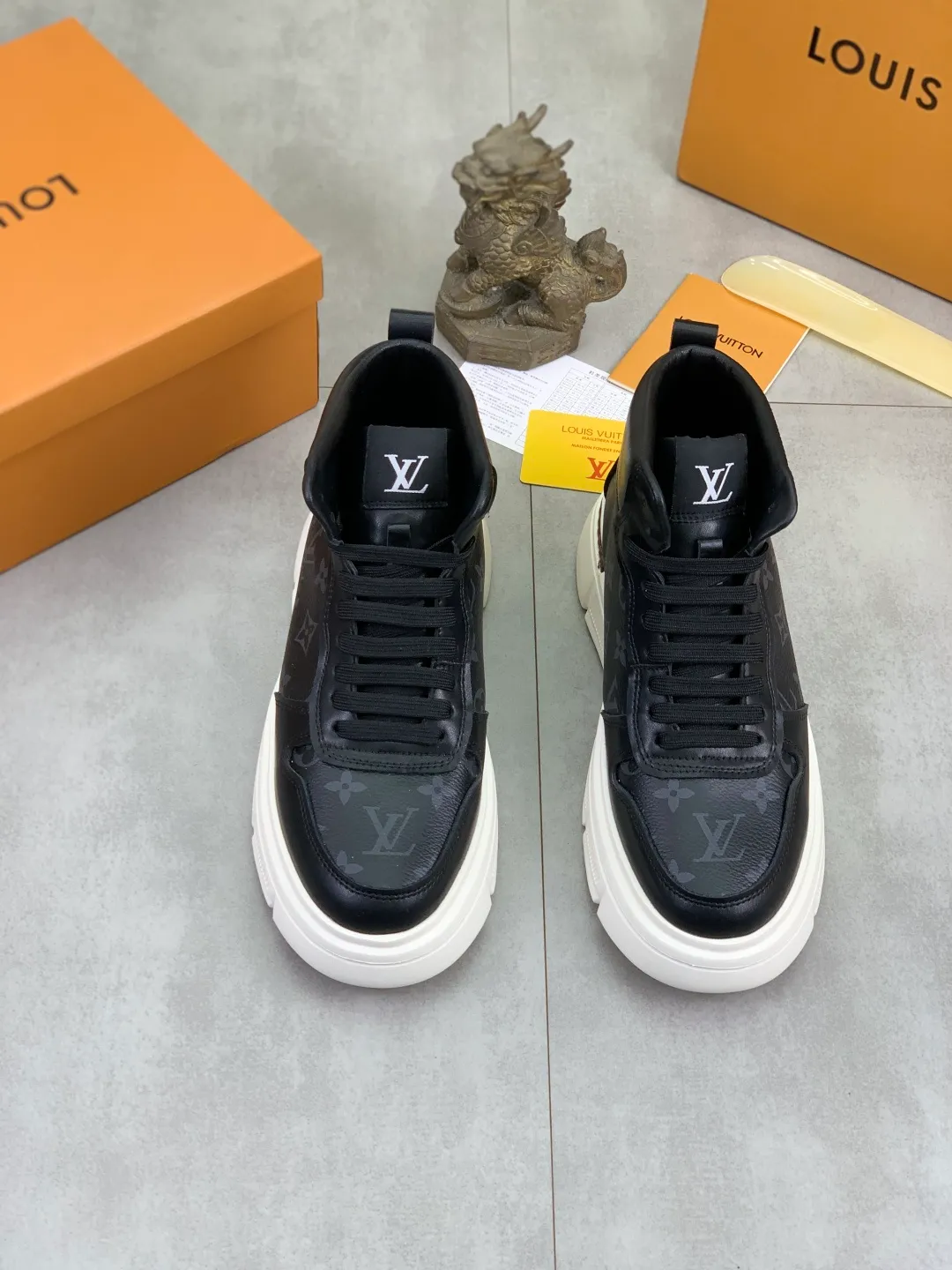 Men's shoes💰P420 💰[New model] (LV) The latest model from the official website🎁🎁Casual and fashionable men's shoes👟, hot style💥The version is simple and elegant, exclusive for trendy men. Unique official website latest brand elements 👑Gucci original decoration, fashionable and generous, the fabric is original frosted calfskin ✅Fully imported first-layer pigskin lining, the official website specifies wear-resistant, lightweight original rubber casual outsole, the classic model is taken in kind🎬38-44 2️⃣ colors available